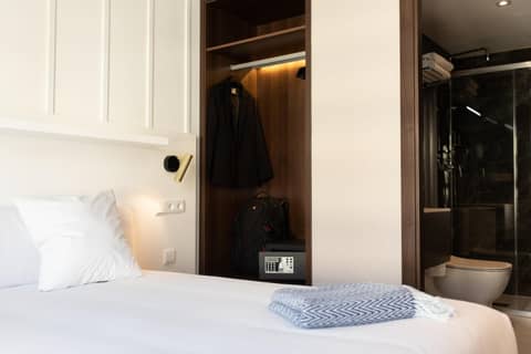 Ramirez Flats Valencia — hotel room
