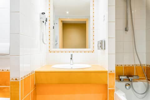 Villa Beaumarchais — bathroom