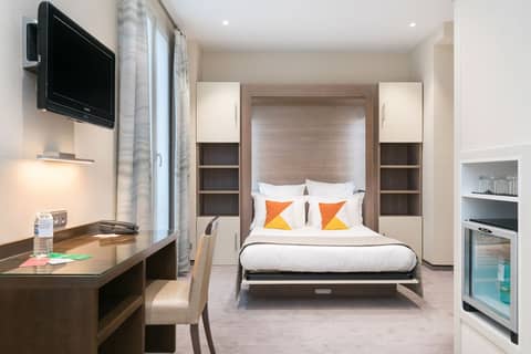 Hôtel Le Cardinal — hotel room