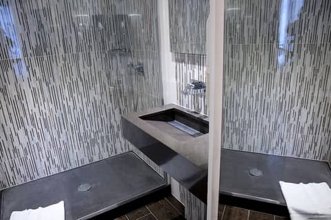 Hôtel Le Cardinal — bathroom