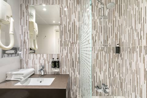 Hôtel Le Cardinal — bathroom