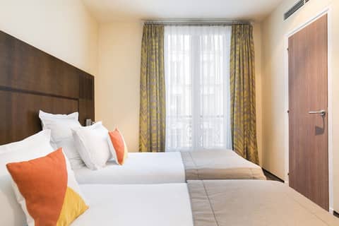 Hôtel Le Cardinal — hotel room