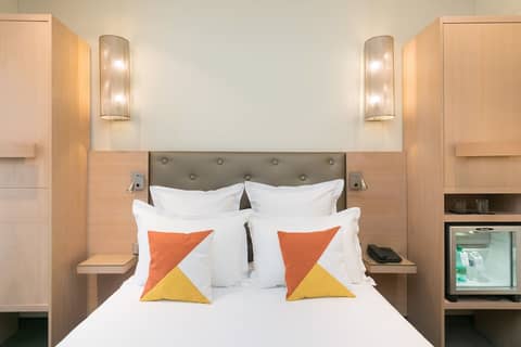 Hôtel Le Cardinal — hotel room