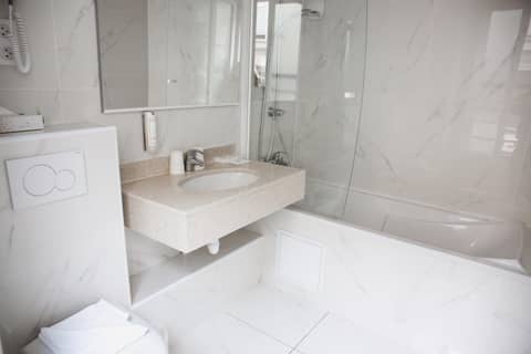 Arcadie Montparnasse — bathroom