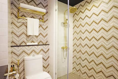 4 Monkeys Hotel — bathroom