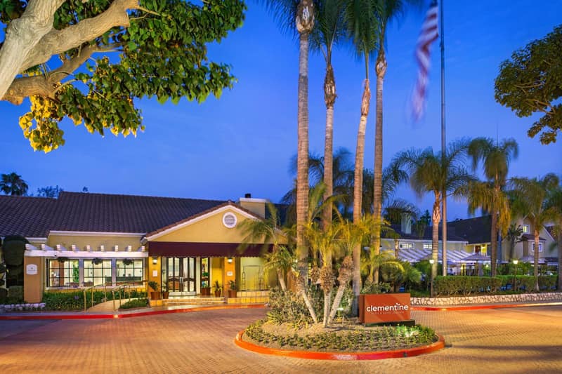 Clementine Hotel & Suites Anaheim — building