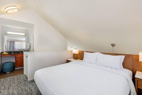 Clementine Hotel & Suites Anaheim — hotel room