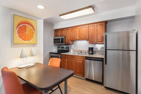 Clementine Hotel & Suites Anaheim — kitchen
