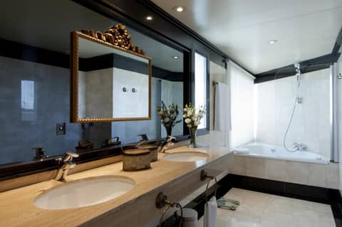 Hotel Sevilla Center — bathroom
