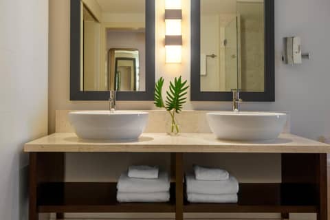 Kimpton EPIC Hotel by IHG — bathroom