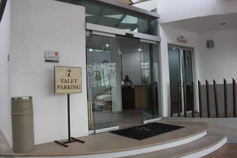 Seven Crown Express & Suites by Kavia — photo 4