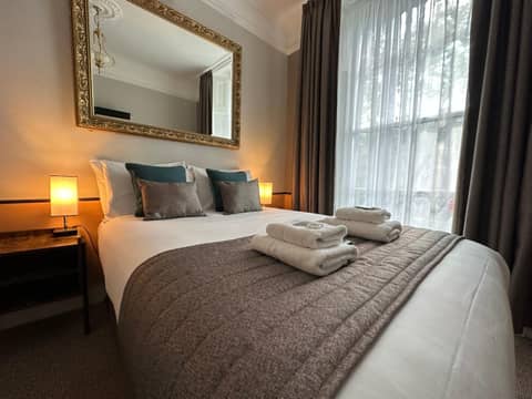 Tudor Court Hotel — hotel room