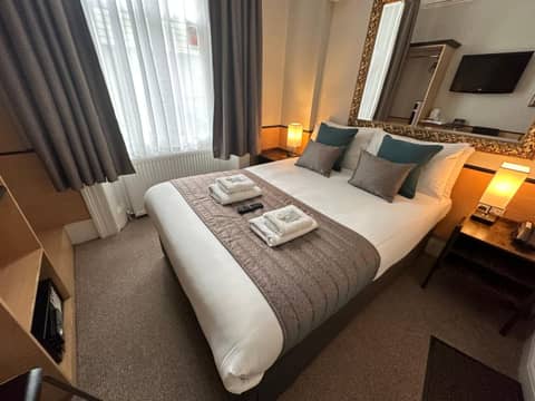 Tudor Court Hotel — hotel room