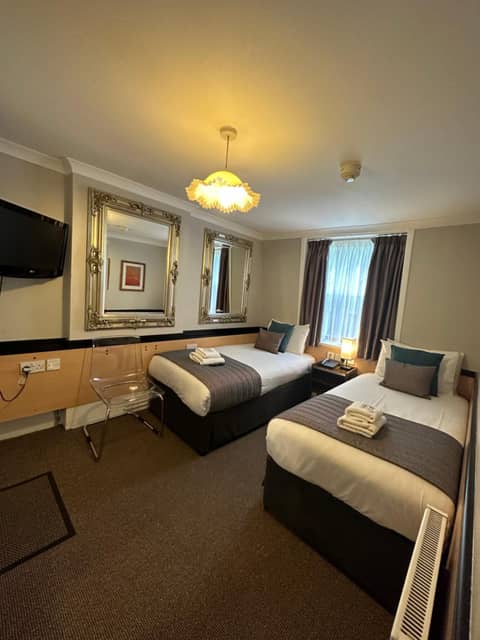 Tudor Court Hotel — hotel room
