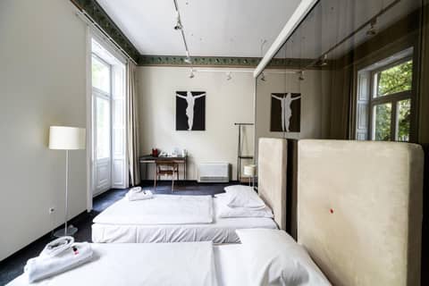 Home Aparthotel — hotel room