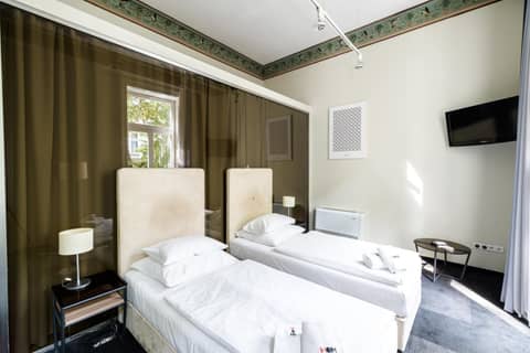 Home Aparthotel — hotel room