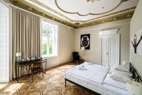 Home Aparthotel — hotel room