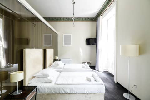 Home Aparthotel — hotel room