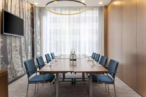 Hampton by Hilton London Waterloo — meeting room