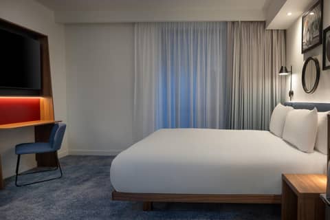 Hampton by Hilton London Waterloo — hotel room
