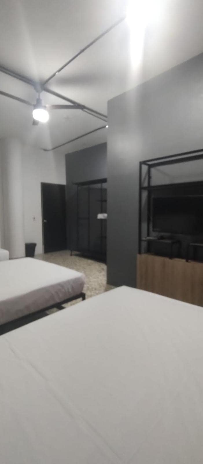 Unidades Privadas con AC-TV-WiFi y Estacionamiento en Centro de MTY — hotel room
