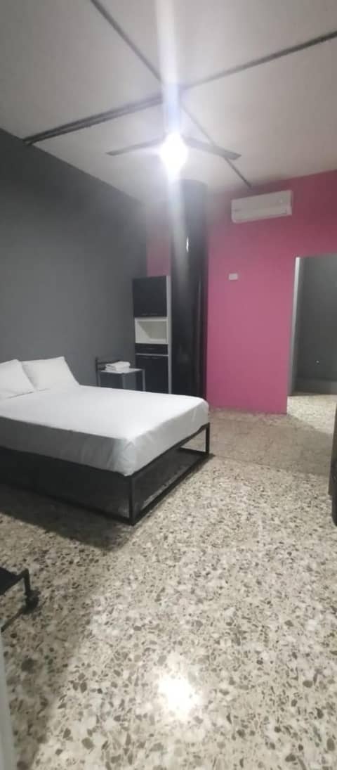 Unidades Privadas con AC-TV-WiFi y Estacionamiento en Centro de MTY — bedroom