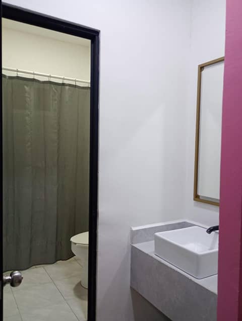 Unidades Privadas con AC-TV-WiFi y Estacionamiento en Centro de MTY — bathroom