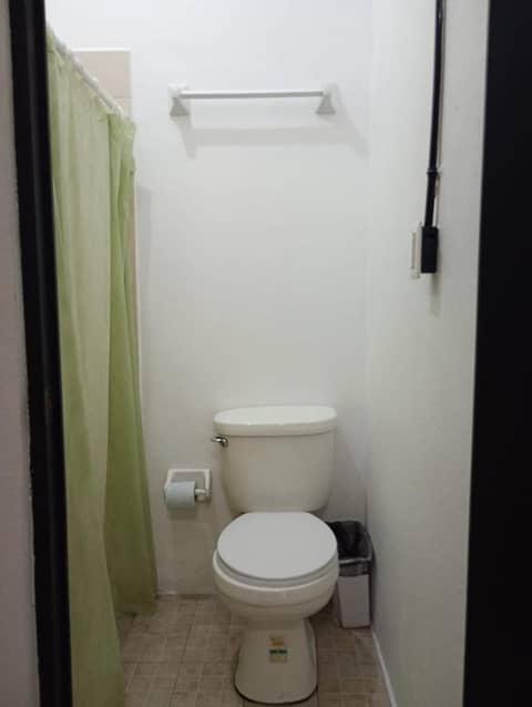 Unidades Privadas con AC-TV-WiFi y Estacionamiento en Centro de MTY — bathroom
