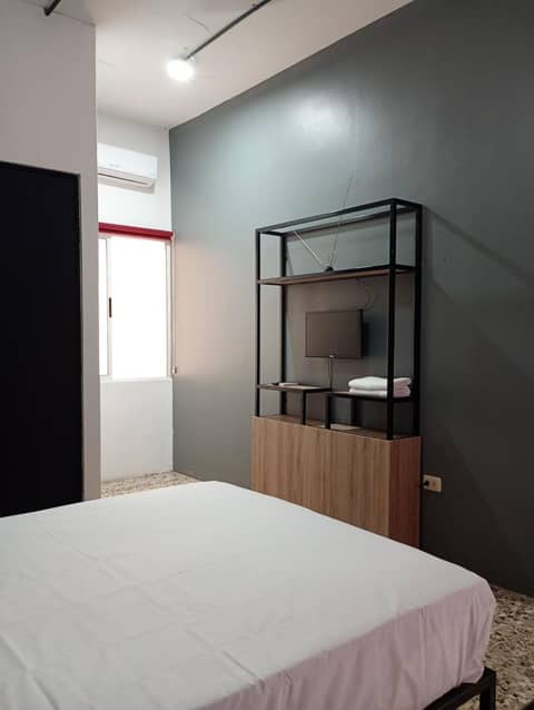 Unidades Privadas con AC-TV-WiFi y Estacionamiento en Centro de MTY — bedroom
