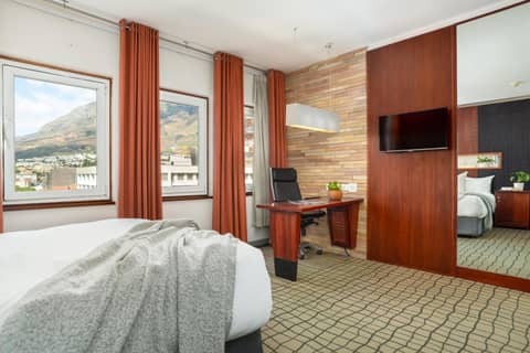 Neighbourgood East City — hotel room