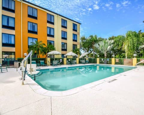 Comfort Suites Tampa - Brandon — photo 9