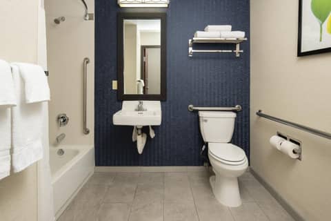 Fairfield Inn & Suites by Marriott Portland Airport — bathroom