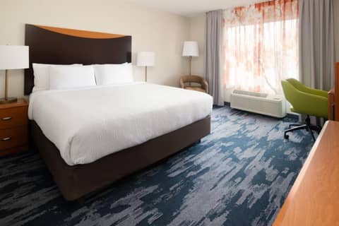 Fairfield Inn & Suites by Marriott Portland Airport — hotel room