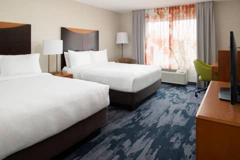 Fairfield Inn & Suites by Marriott Portland Airport — hotel room