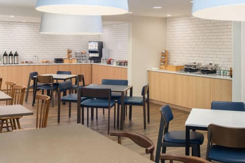 Fairfield Inn & Suites by Marriott Portland Airport — dining