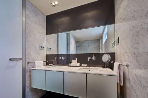 Hyatt Regency Madrid Residences — bathroom