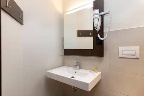 B&B Hotel Milano Sant'Ambrogio — bathroom