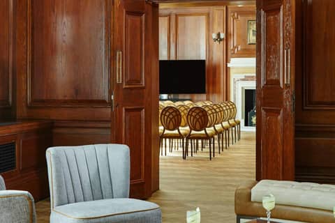 London Marriott Hotel County Hall — hotel reception