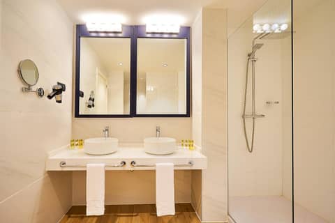 Eurostars Málaga — bathroom