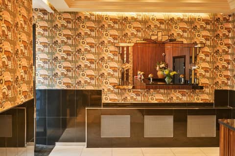 Huttons Hotel, Victoria London — hotel reception