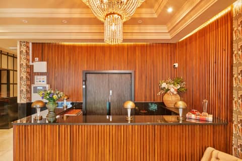 Huttons Hotel, Victoria London — hotel reception