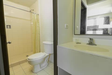 Hotel Plaza del Arco Express — bathroom