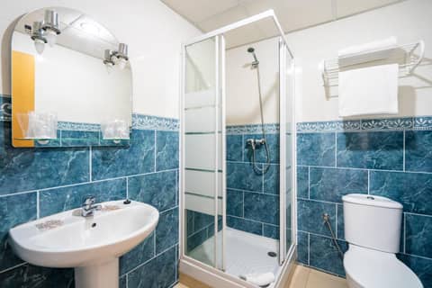 Hostal RR Feria by Beleret — bathroom
