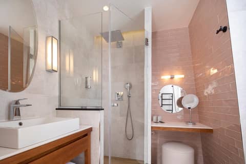 Hôtel des Champs-Elysées — bathroom