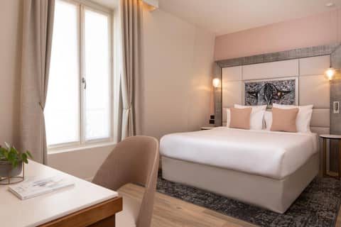 Hôtel des Champs-Elysées — hotel room