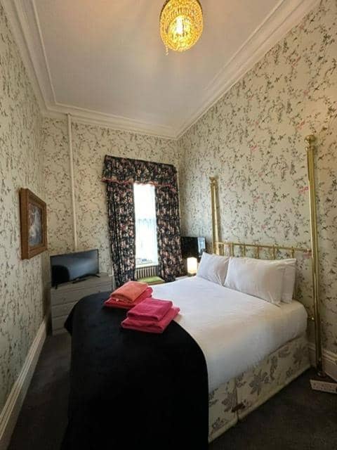 Eliza House — hotel room