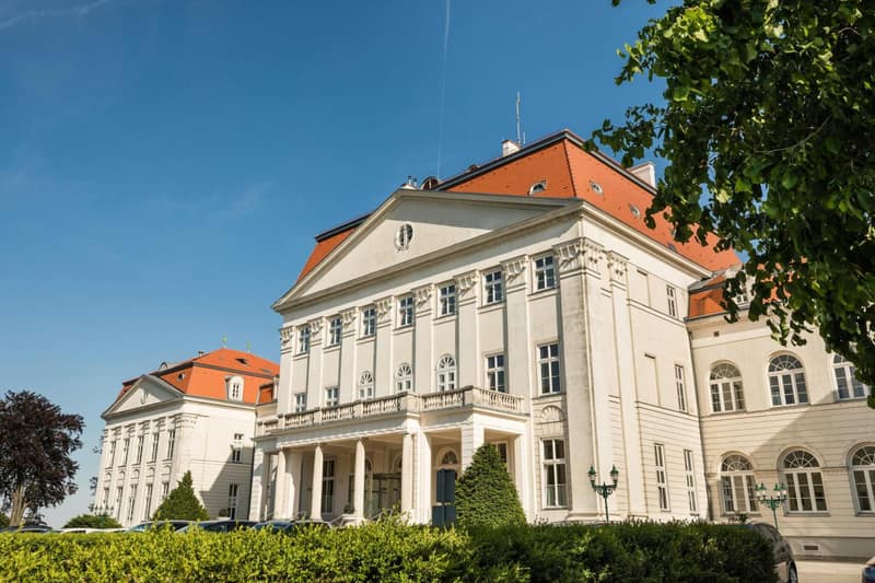 Austria Trend Hotel Schloss Wilhelminenberg Wien — building