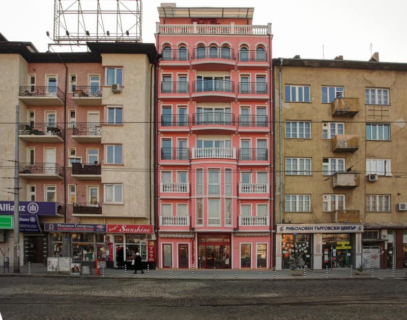 Central Plaza Hotel---FREE PARKING — building