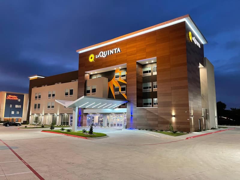 La Quinta Inn & Suites by Wyndham Dallas/Fairpark — building