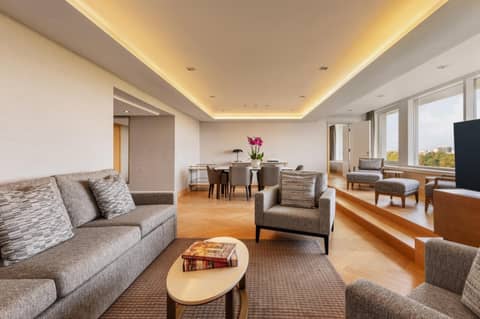 Royal Garden Hotel — living room